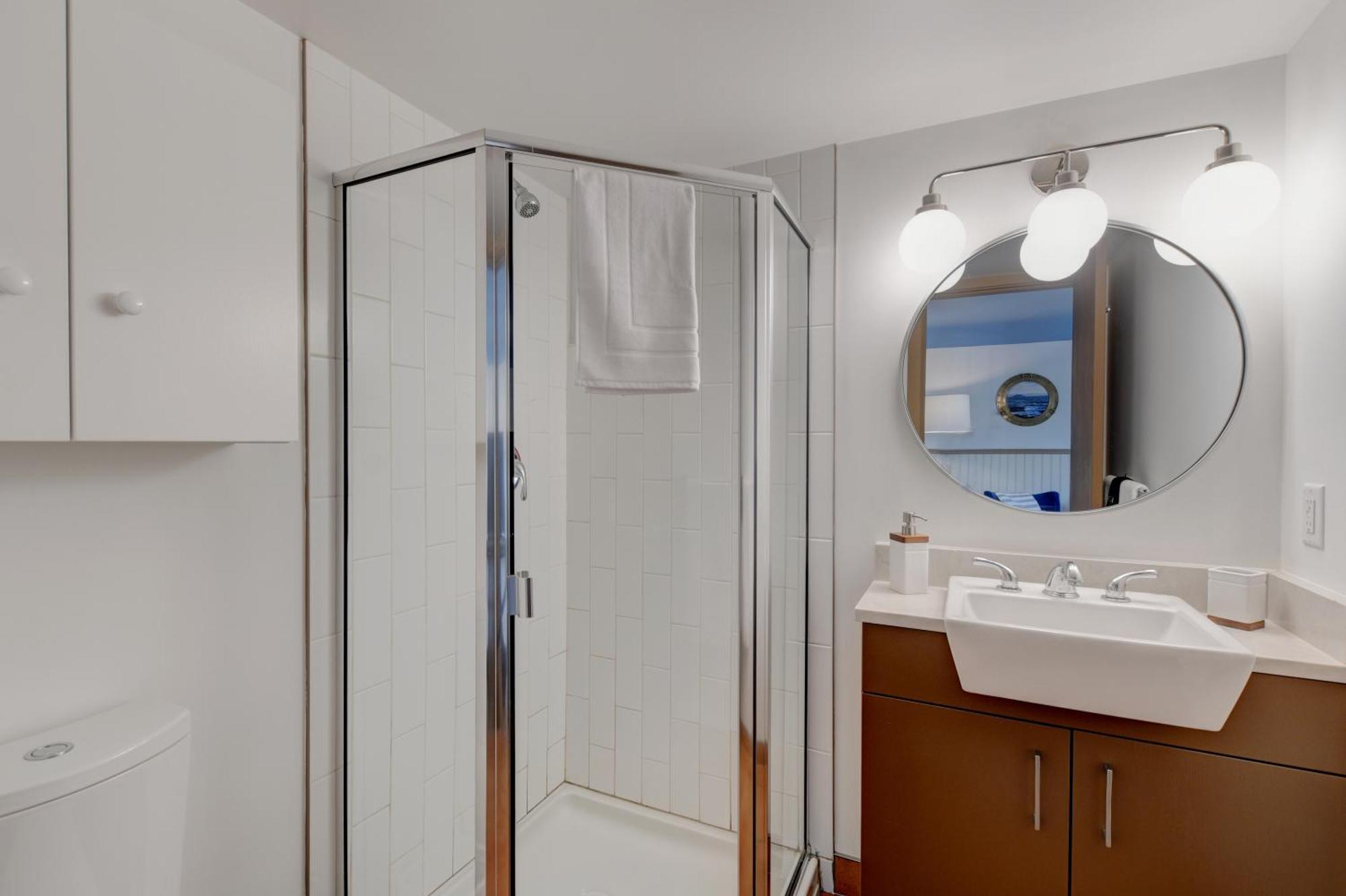 Royal Navy Suite: Modern Flat In Heart Of Apartment Victoria