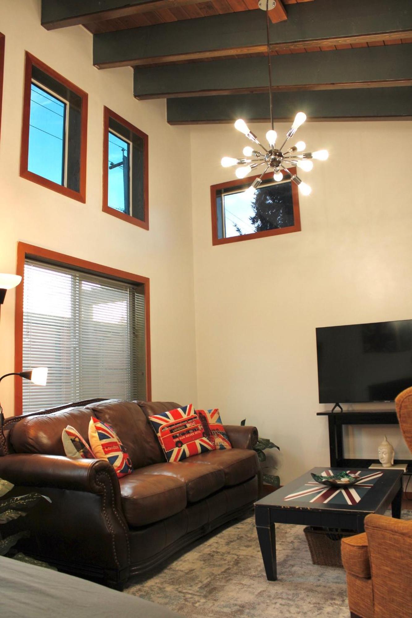 Private Bright Modern Studio! Queen Bed ! Apartment *