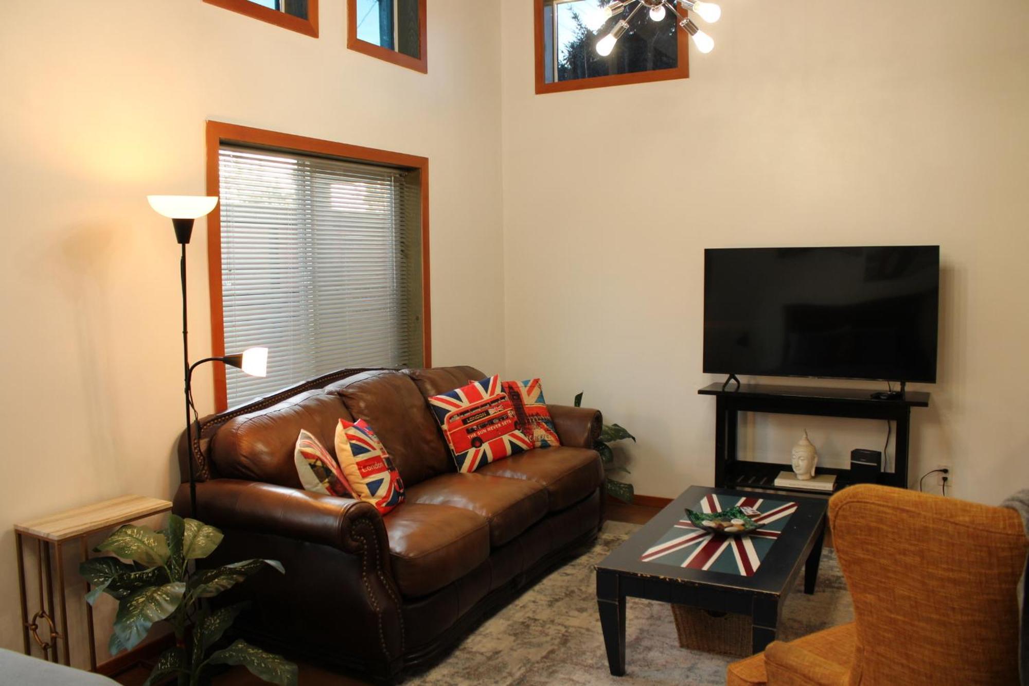 Private Bright Modern Studio! Queen Bed ! *
