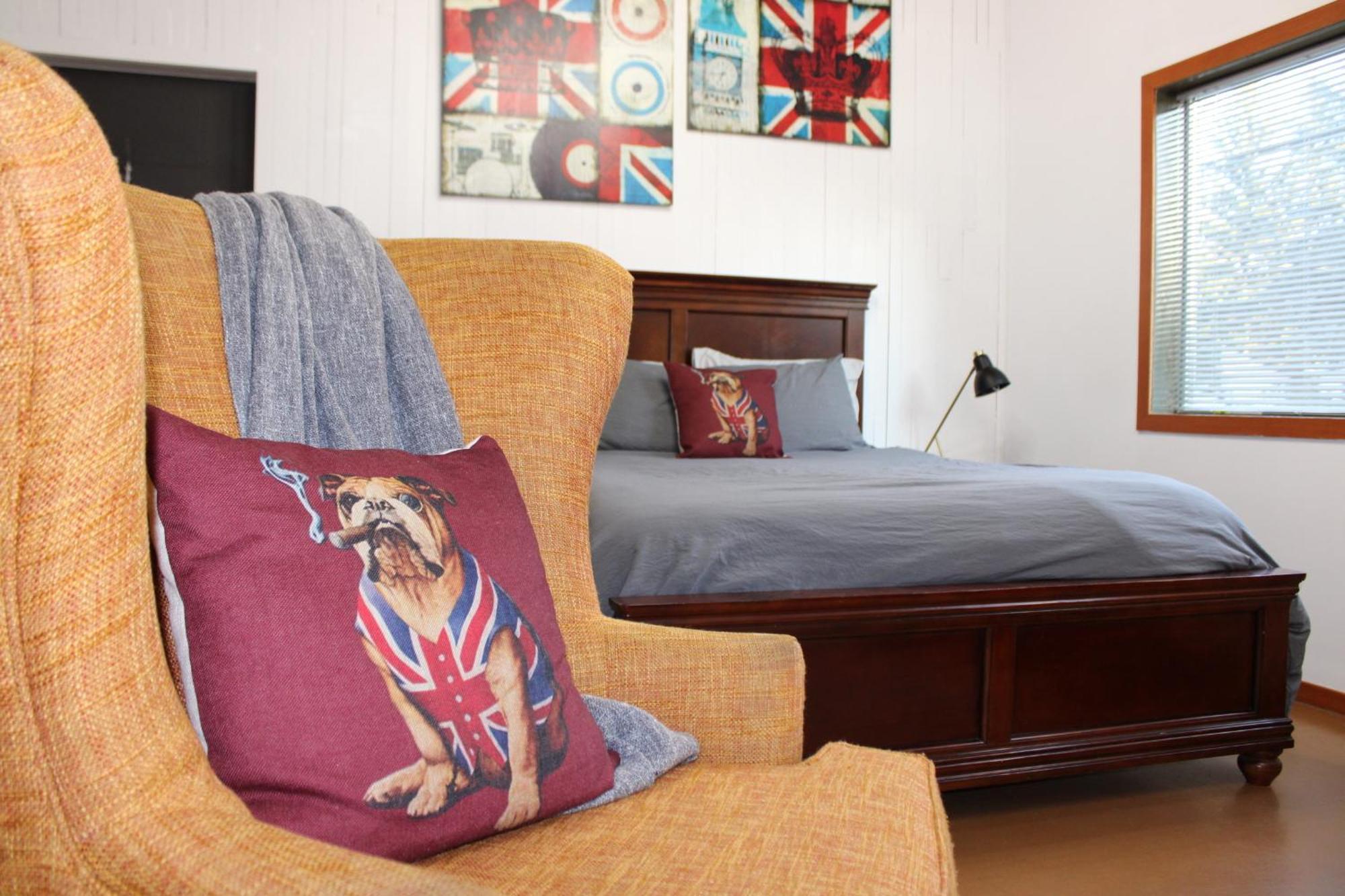 Private Bright Modern Studio! Queen Bed ! Apartment Victoria