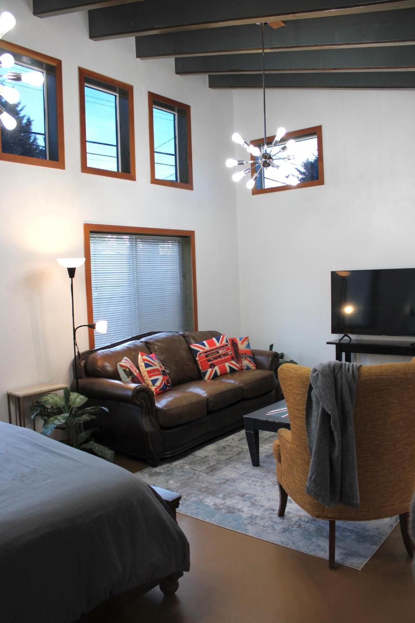 Private Bright Modern Studio! Queen Bed ! * Victoria