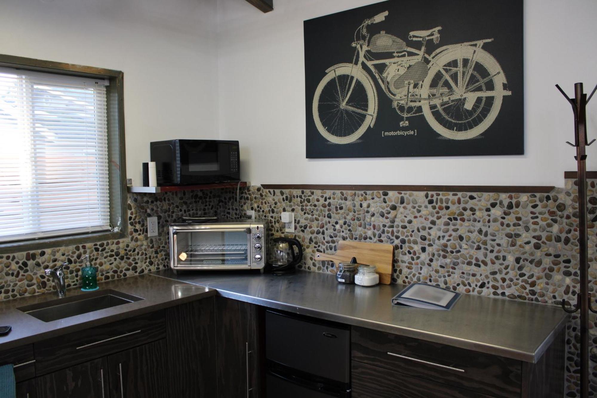 Apartment Private Bright Modern Studio! Queen Bed ! *