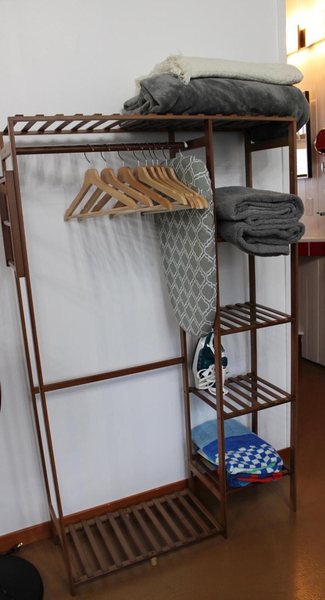 Apartment Private Bright Modern Studio! Queen Bed !