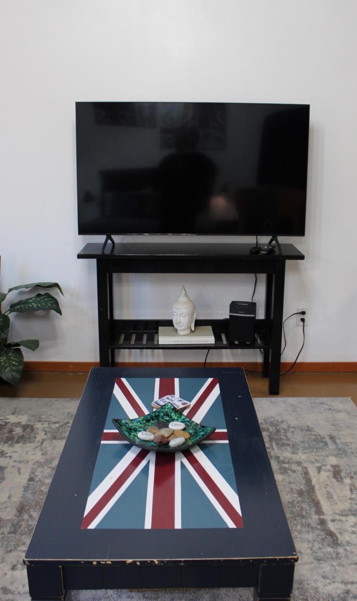 Apartment Private Bright Modern Studio! Queen Bed ! *