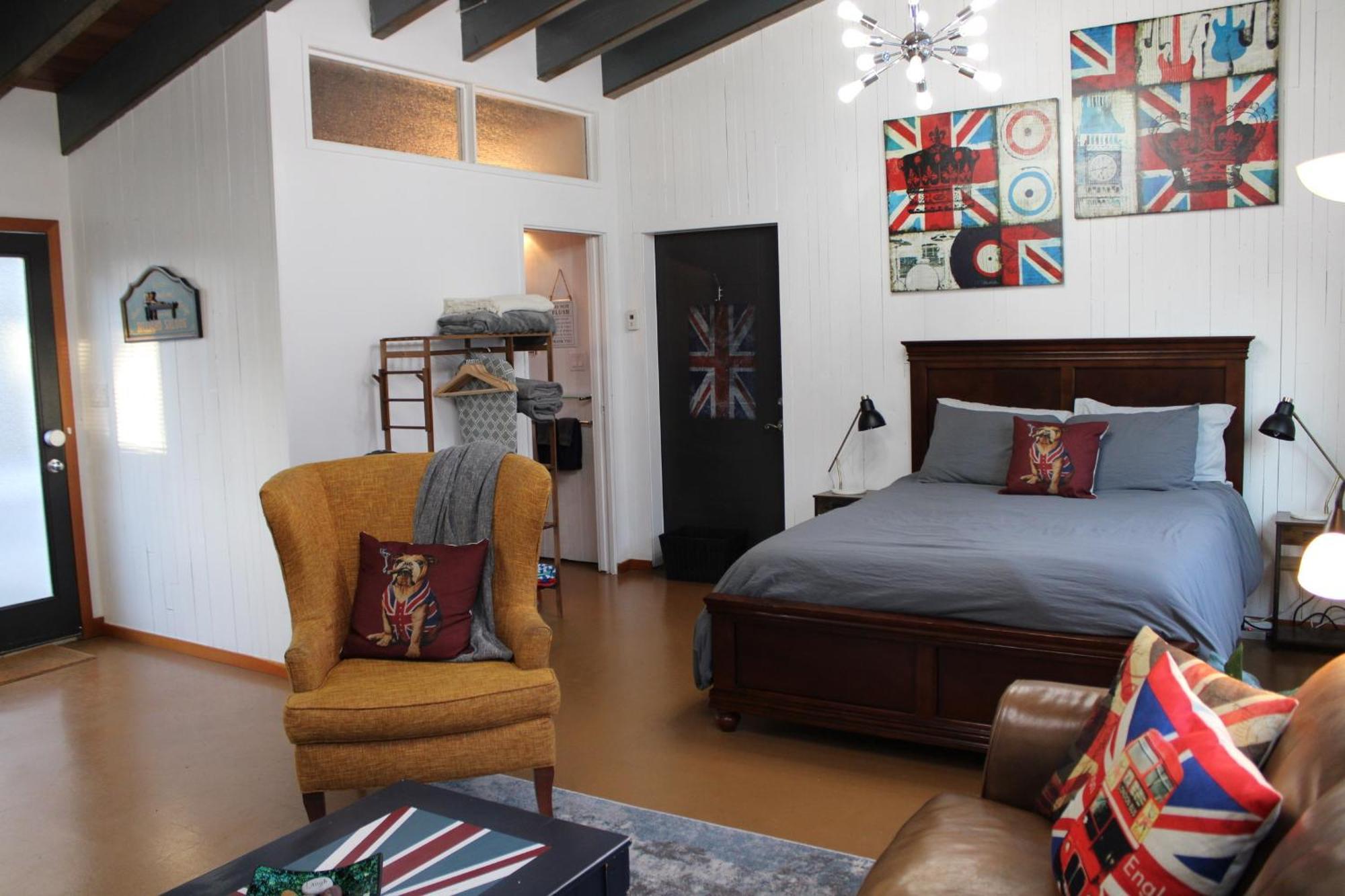 Apartment Private Bright Modern Studio! Queen Bed ! Victoria