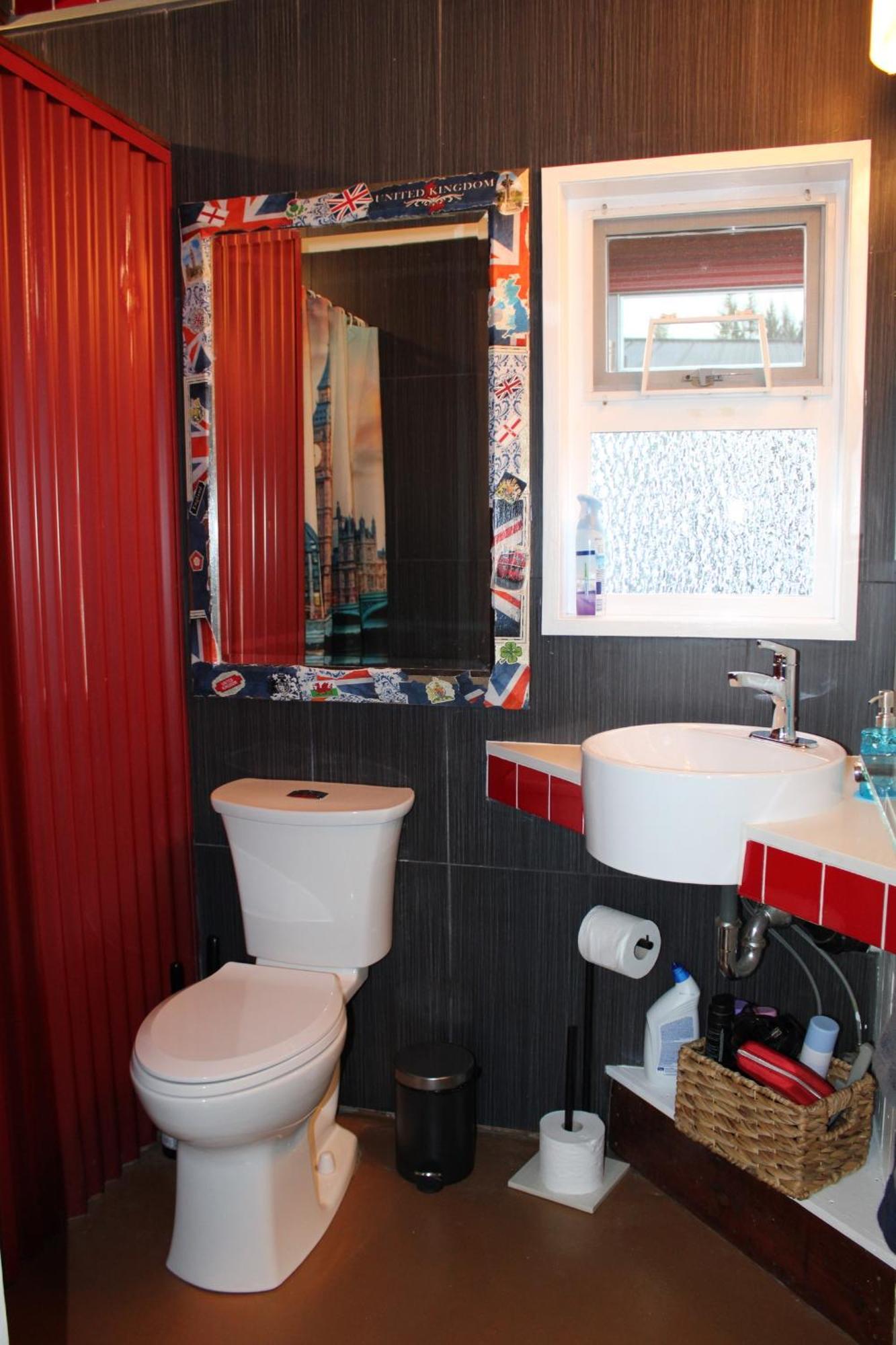 Apartment Private Bright Modern Studio! Queen Bed ! Victoria