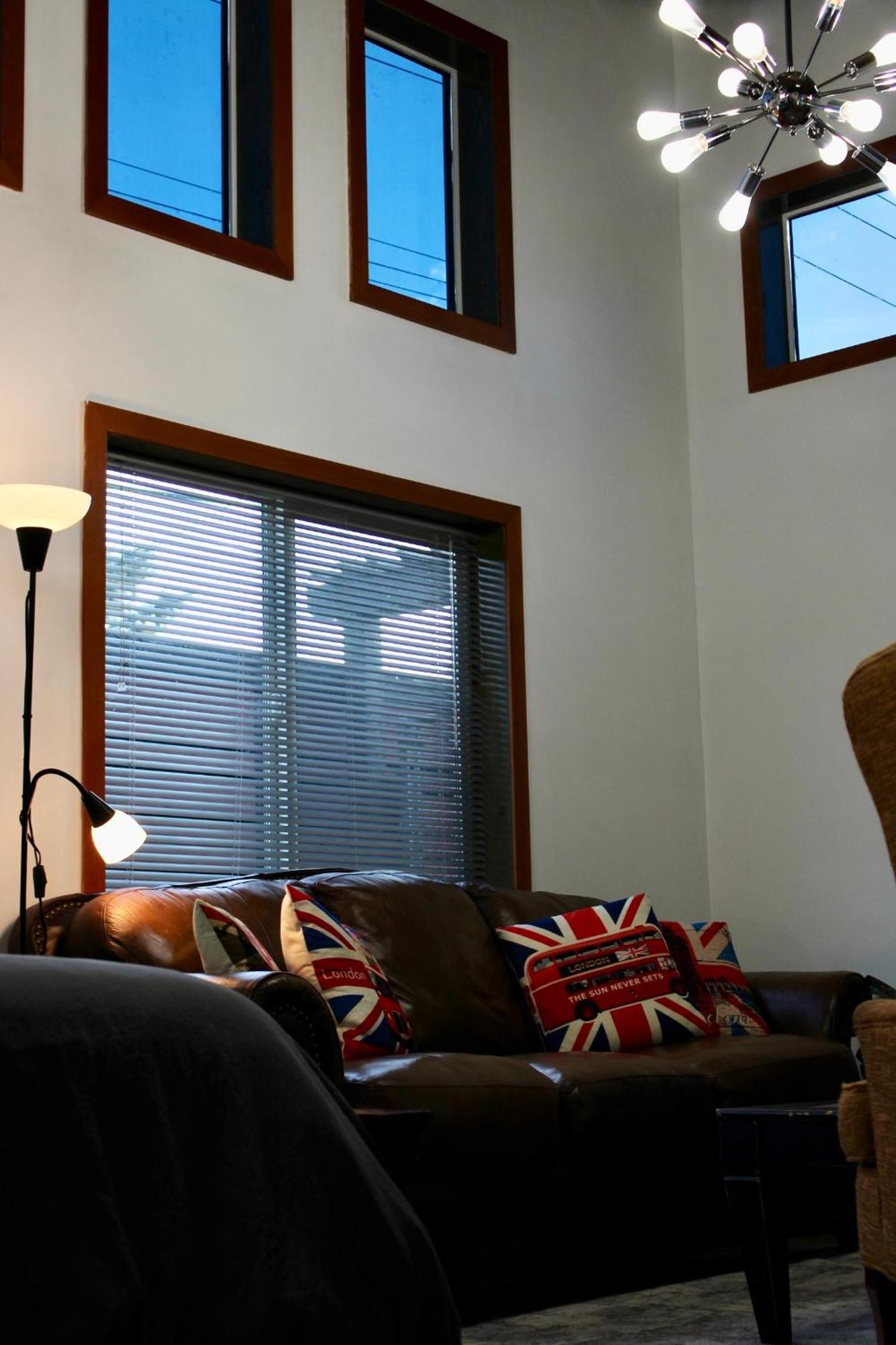 Private Bright Modern Studio! Queen Bed ! * Victoria