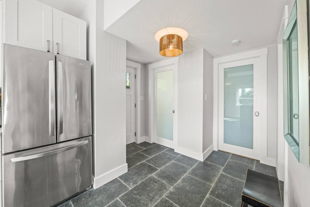 Waters Edge Apartment *
