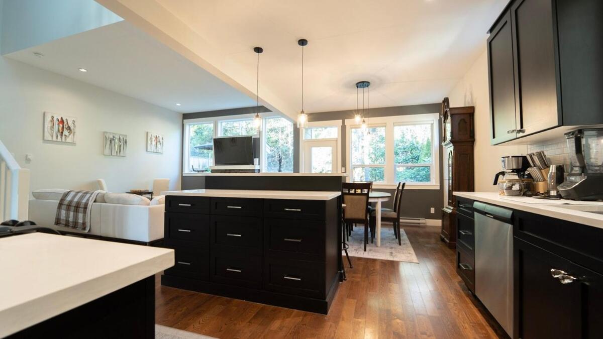 Charming Scape By Bear Mountain Victoria