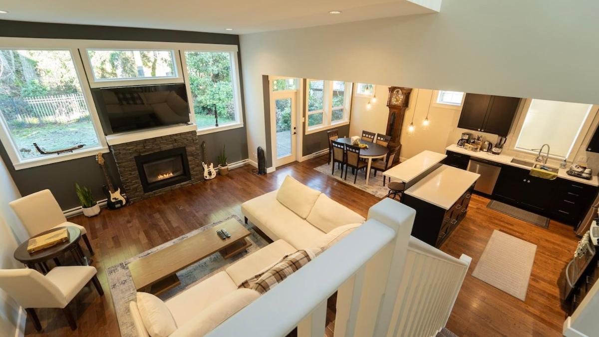 Charming Scape By Bear Mountain * Victoria