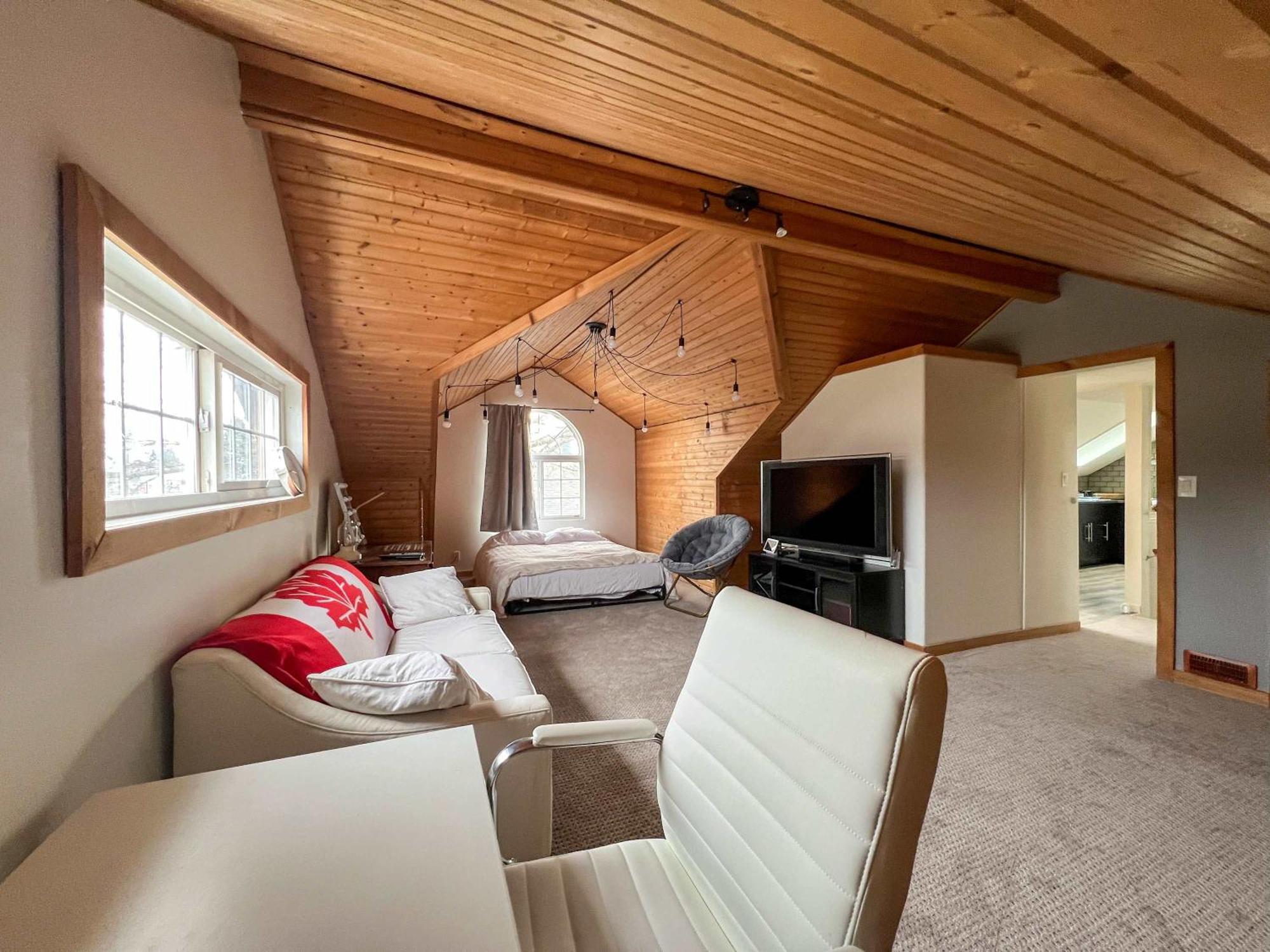 Quaint Attic * Victoria