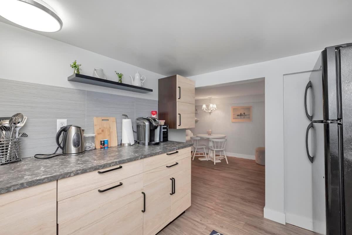Quaint 1 Bedroom Lower In Victoria, Bc Holiday home