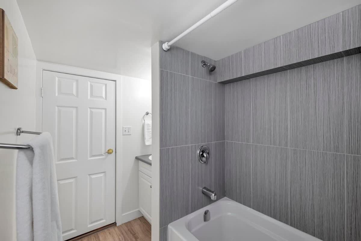 Quaint 1 Bedroom Lower In Victoria, Bc Holiday home Victoria