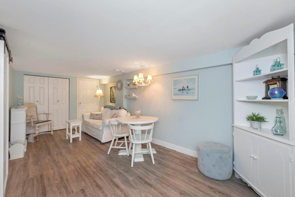 Quaint 1 Bedroom Lower In Victoria, Bc * Victoria