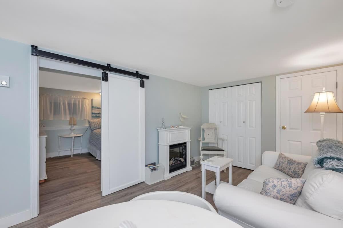 Quaint 1 Bedroom Lower In Victoria, Bc Holiday home *