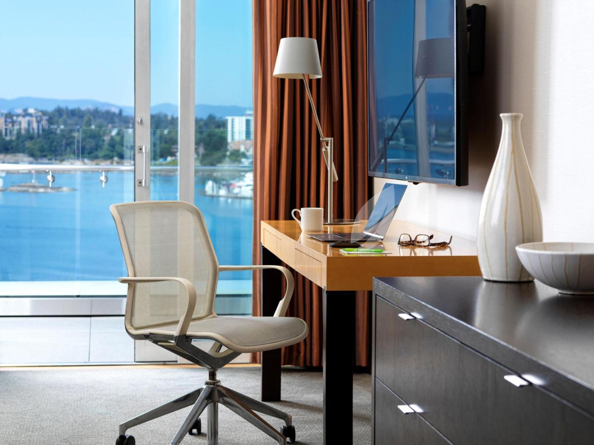 Hotel At Laurel Point