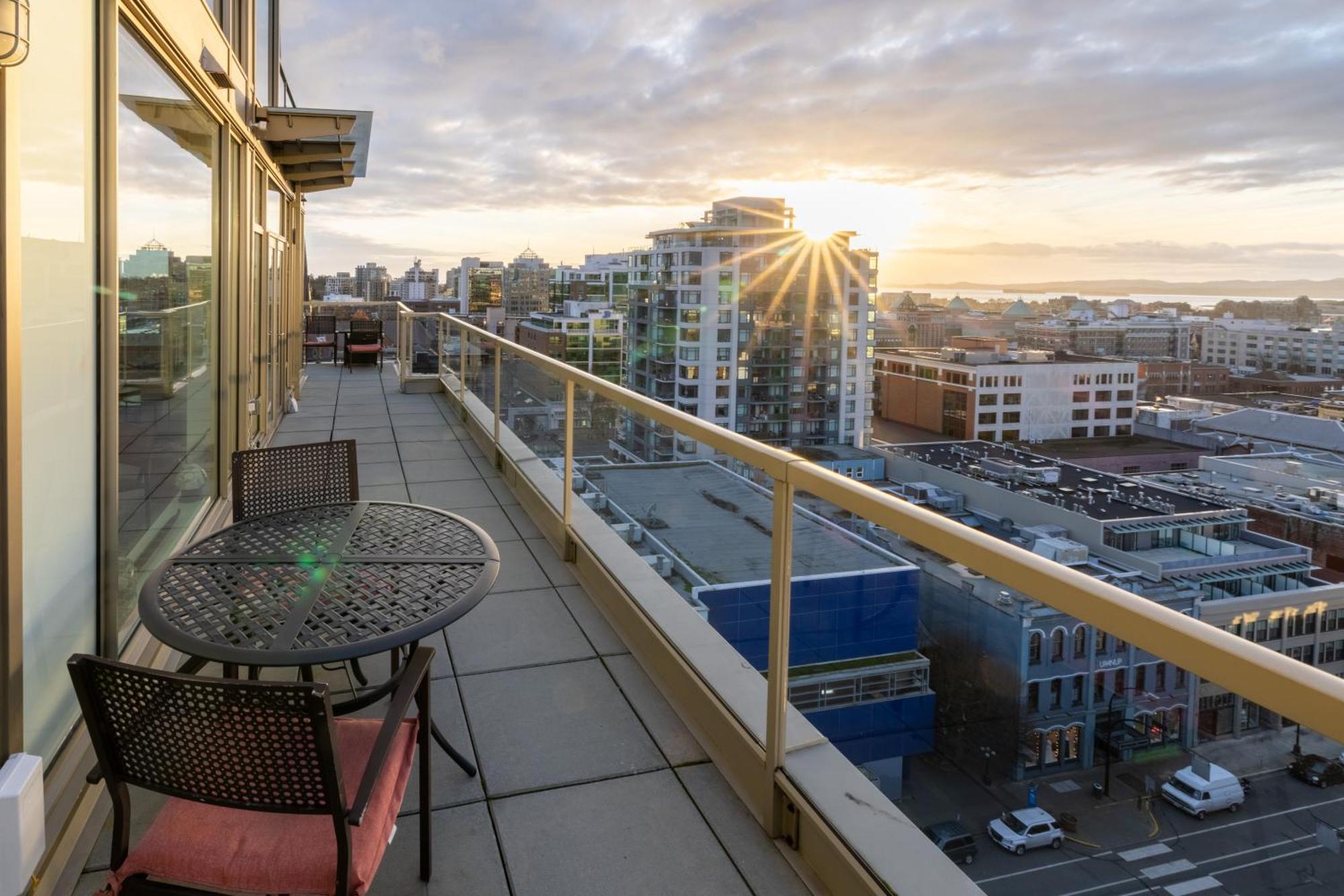 Victoria's Sea-cret-stunning Olympic And Inner Harbour Views From 450 Sq Ft Balcony Victoria