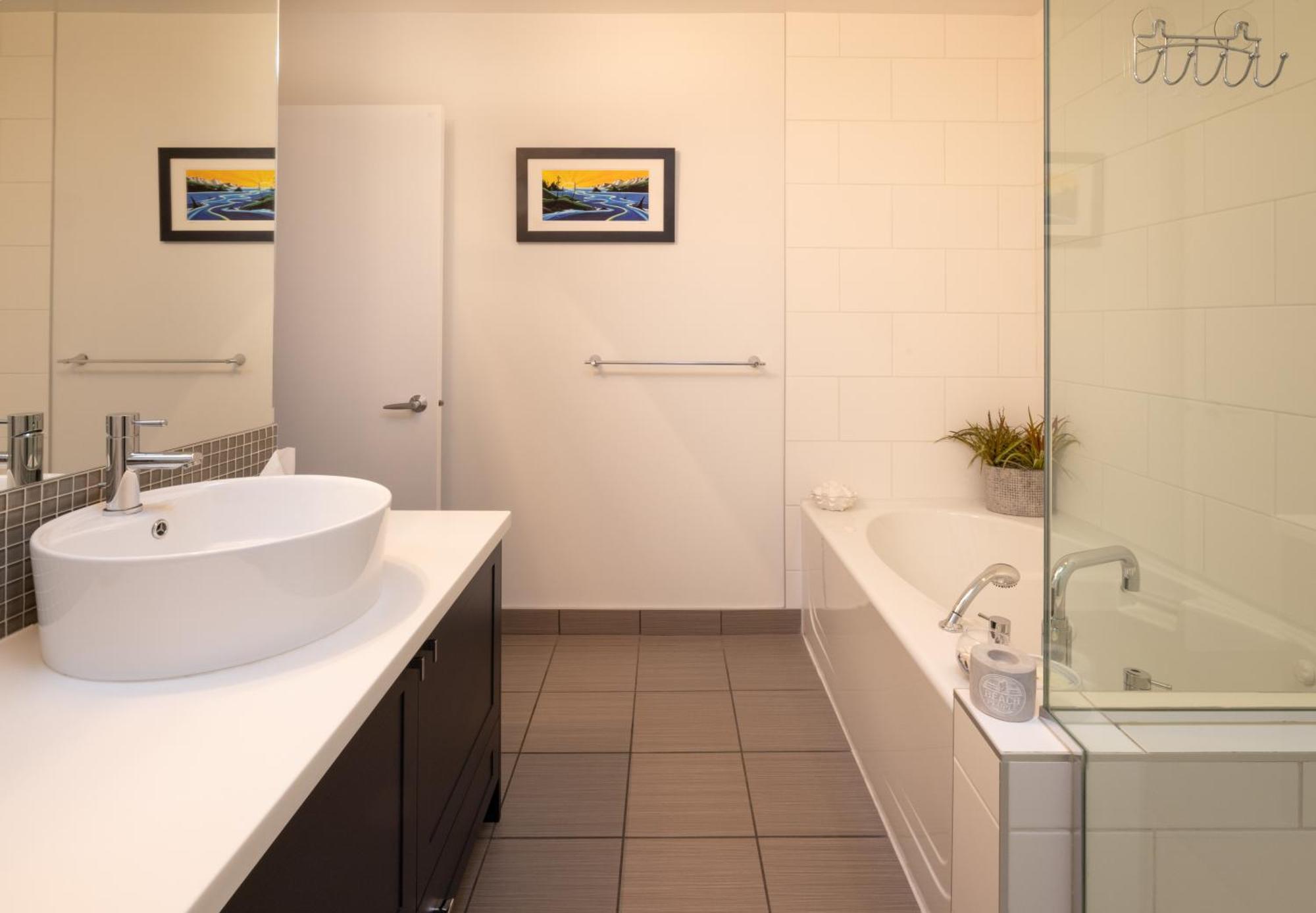 Apartment Victoria's Sea-cret-stunning Olympic And Inner Harbour Views From 450 Sq Ft Balcony