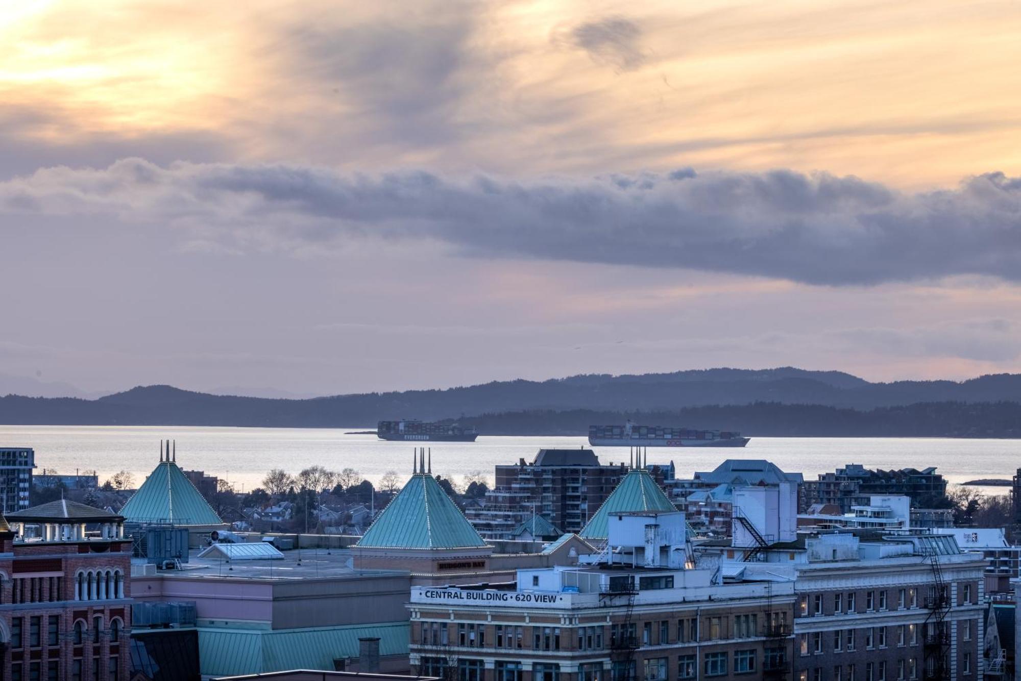 Victoria's Sea-cret-stunning Olympic And Inner Harbour Views From 450 Sq Ft Balcony Apartment