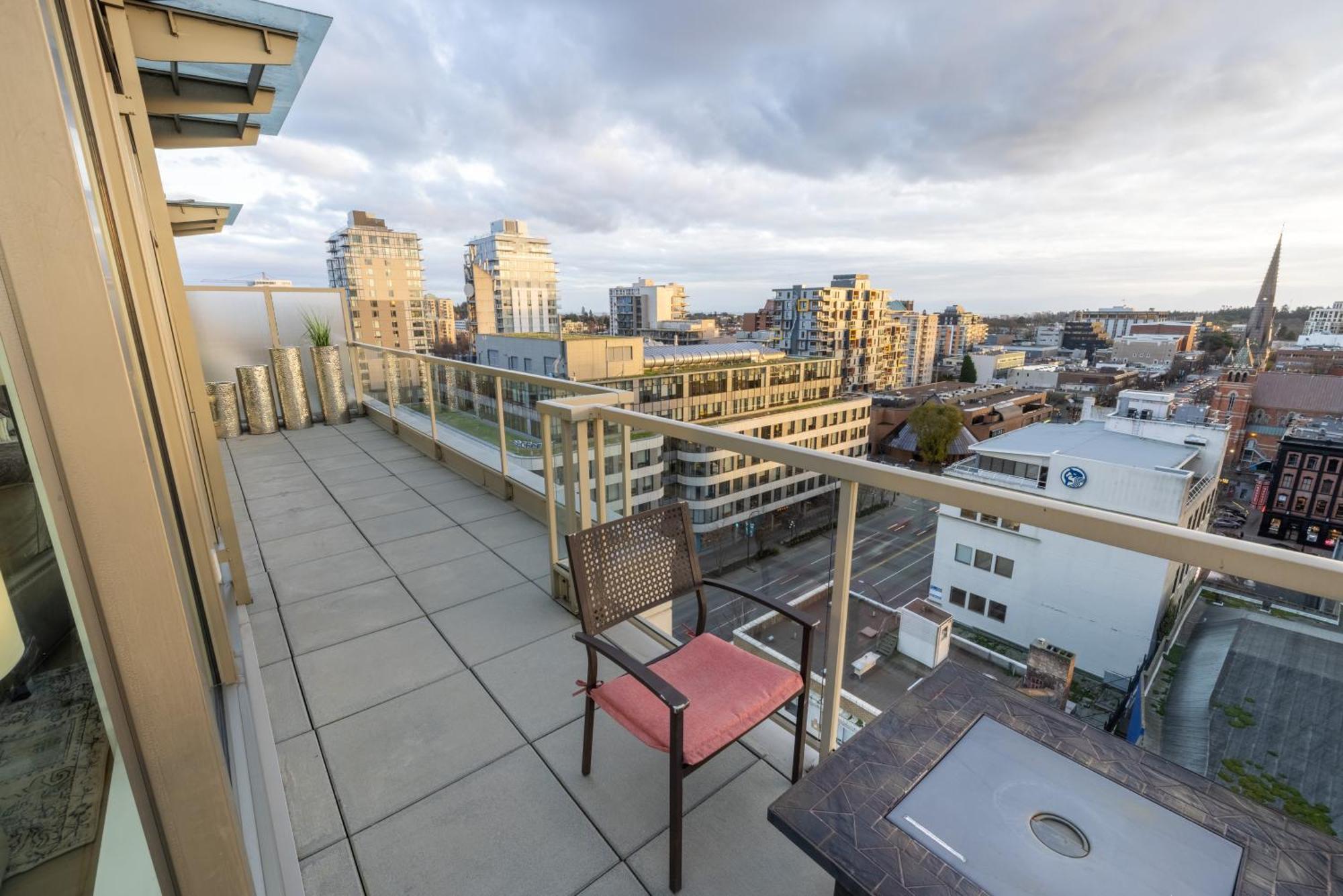 Apartment Victoria's Sea-cret-stunning Olympic And Inner Harbour Views From 450 Sq Ft Balcony *