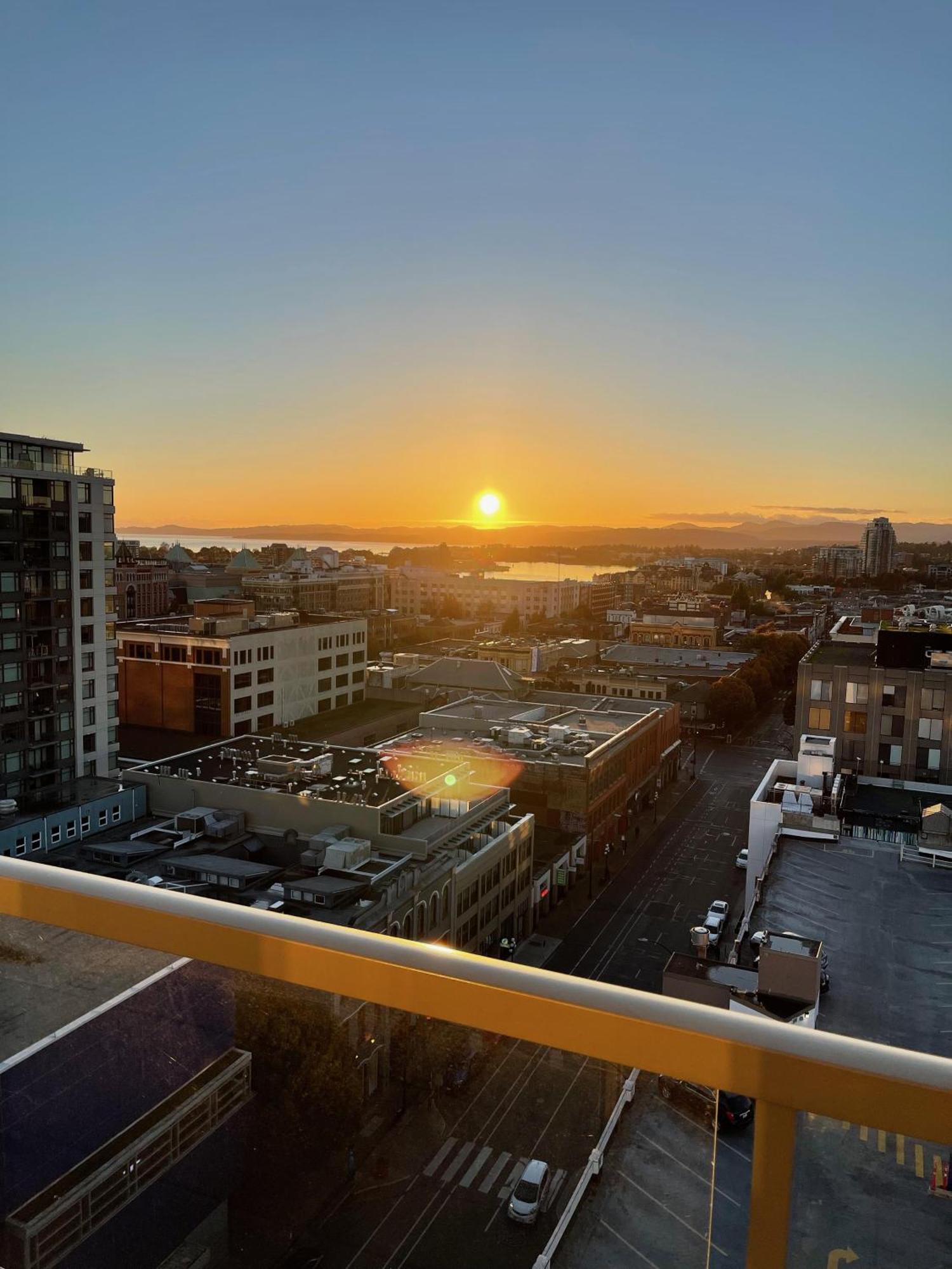 Apartment Victoria's Sea-cret-stunning Olympic And Inner Harbour Views From 450 Sq Ft Balcony Victoria