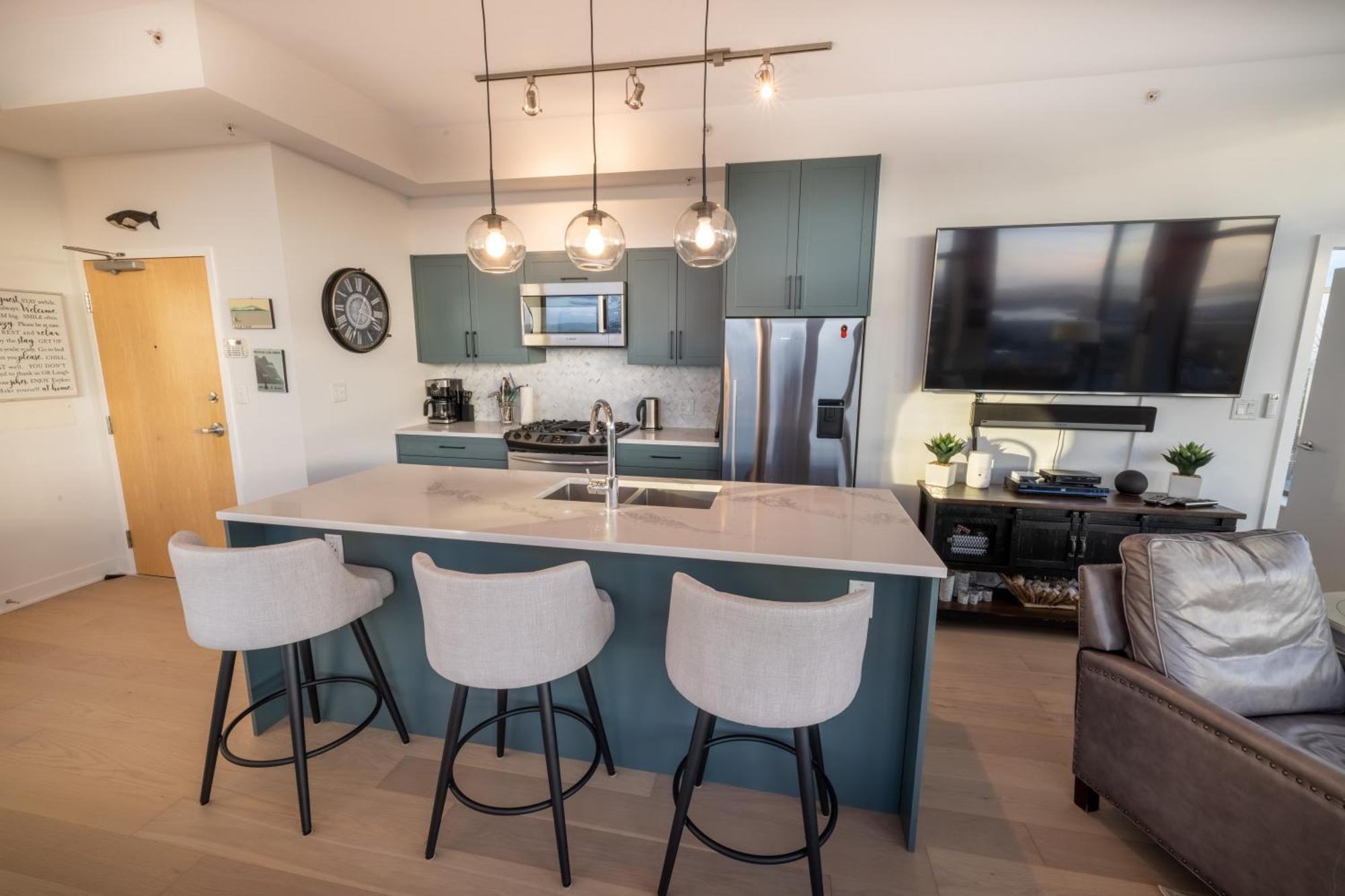 Apartment Victoria's Sea-cret-stunning Olympic And Inner Harbour Views From 450 Sq Ft Balcony