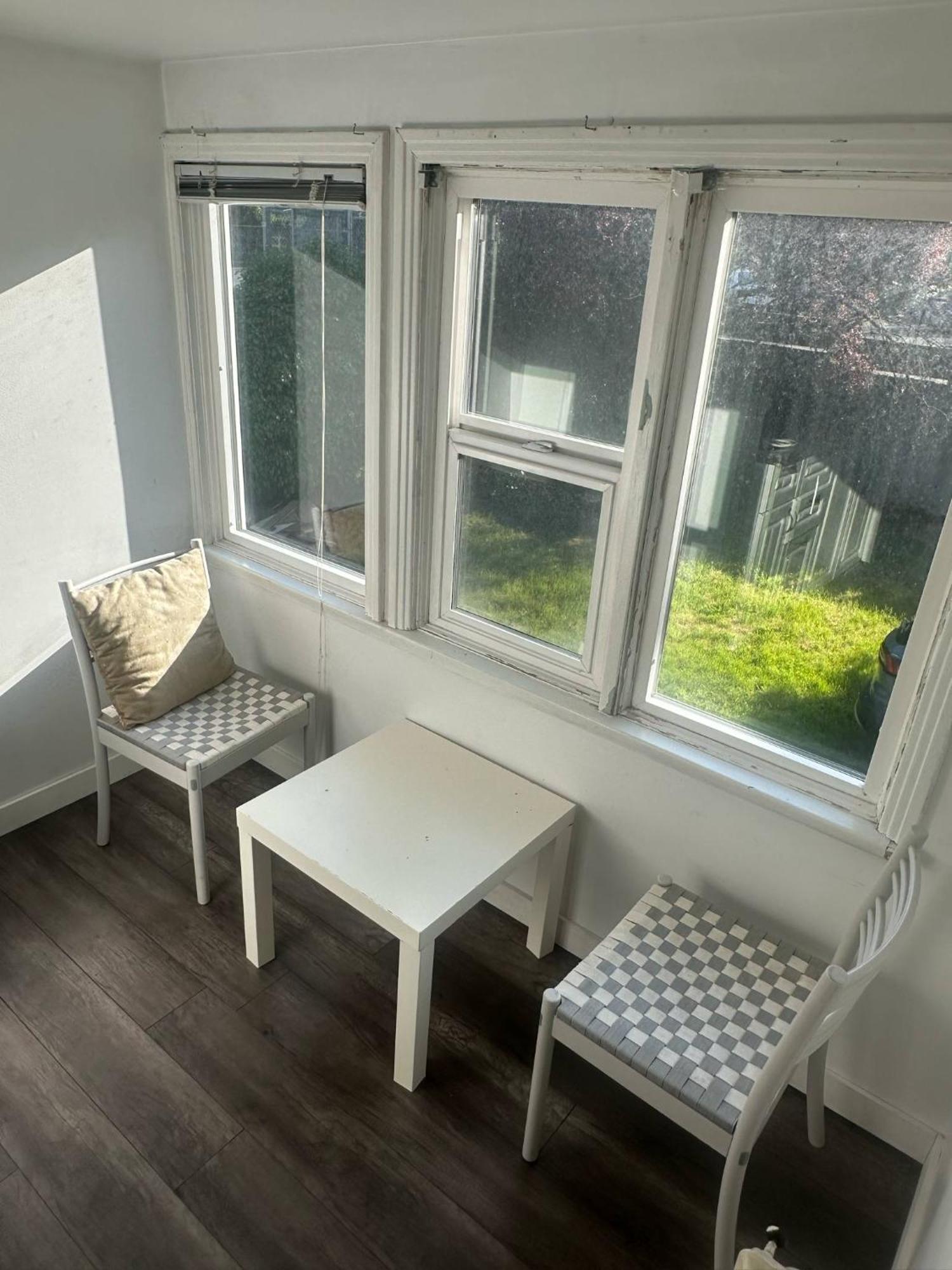 Apartment Artistic Near Downtown Victoria