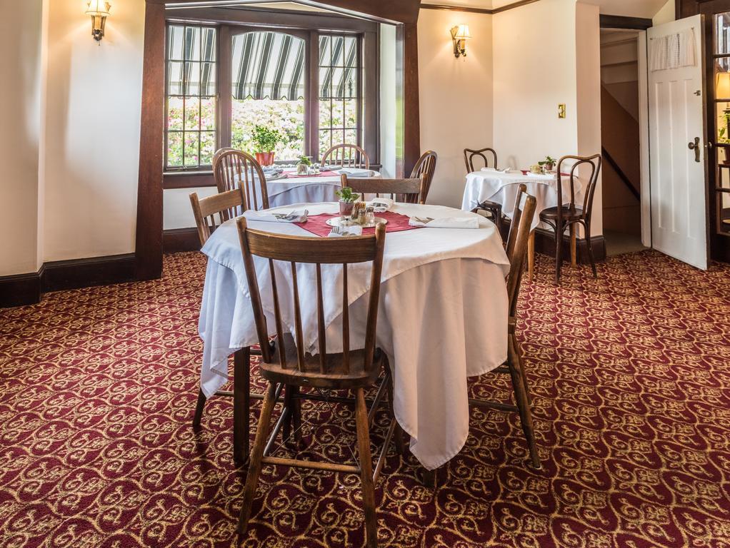 Oak Bay Bed & Breakfast 2*