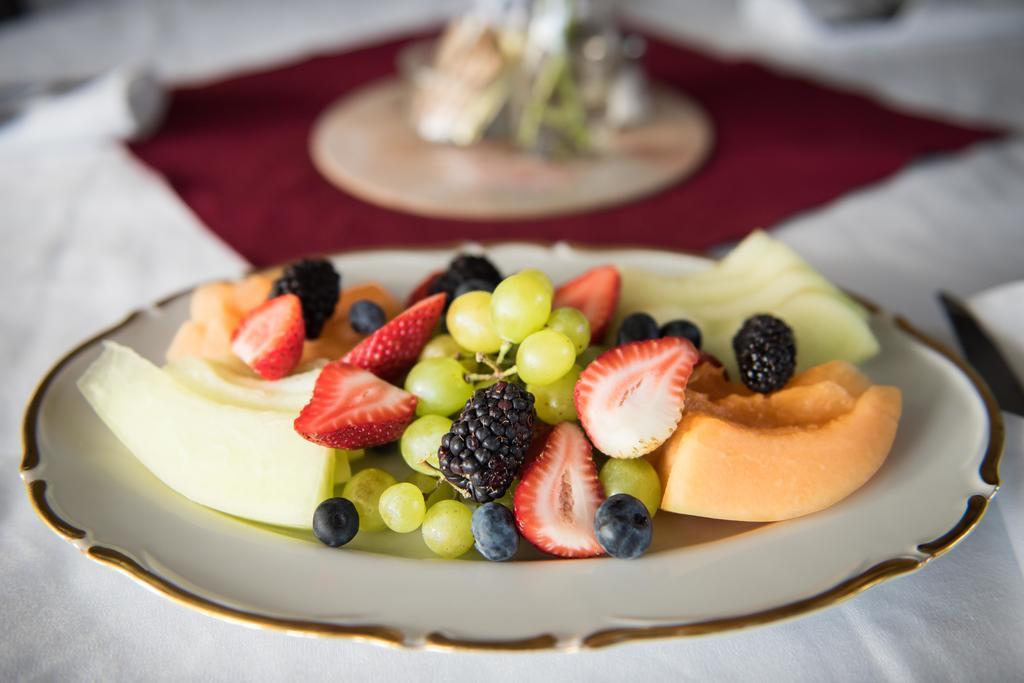 Oak Bay Bed & Breakfast 2*