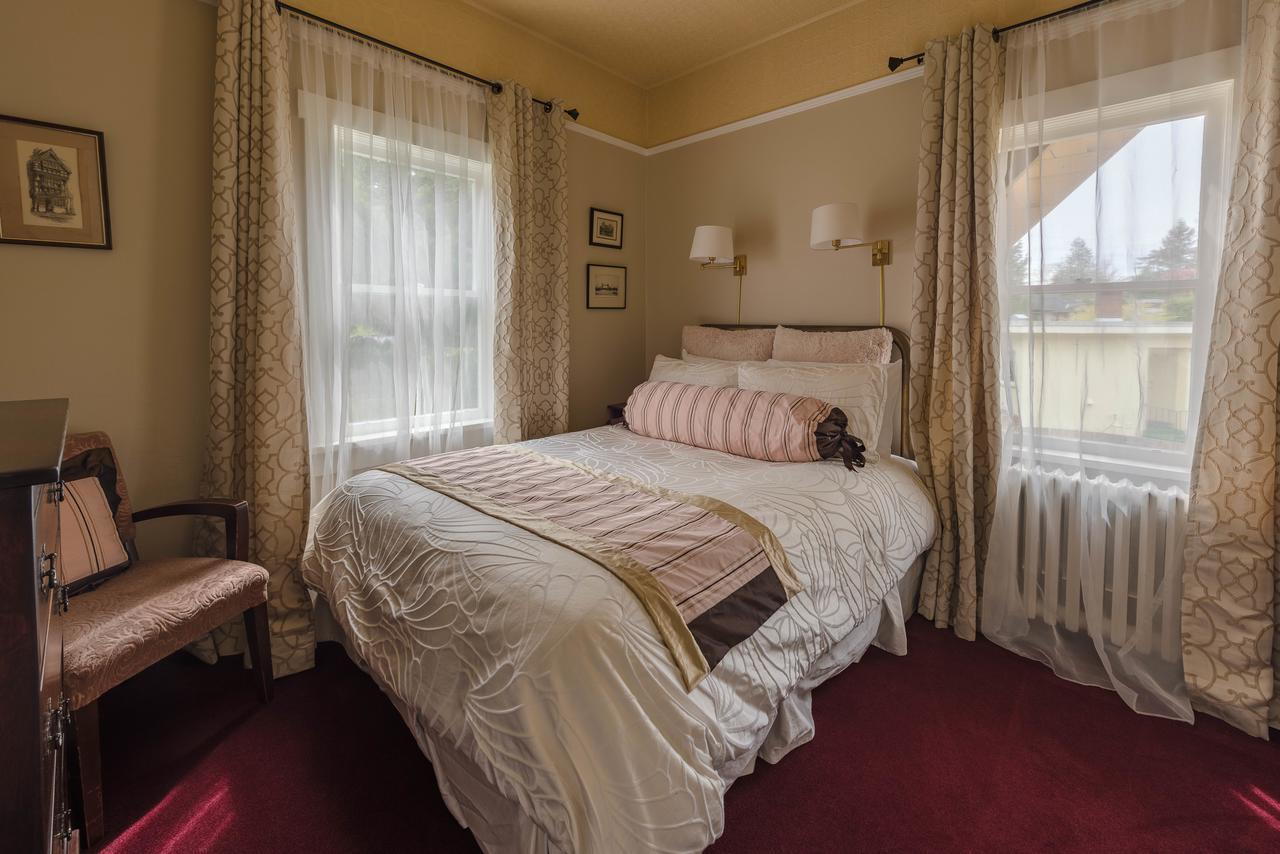 Oak Bay Bed & Breakfast 2*