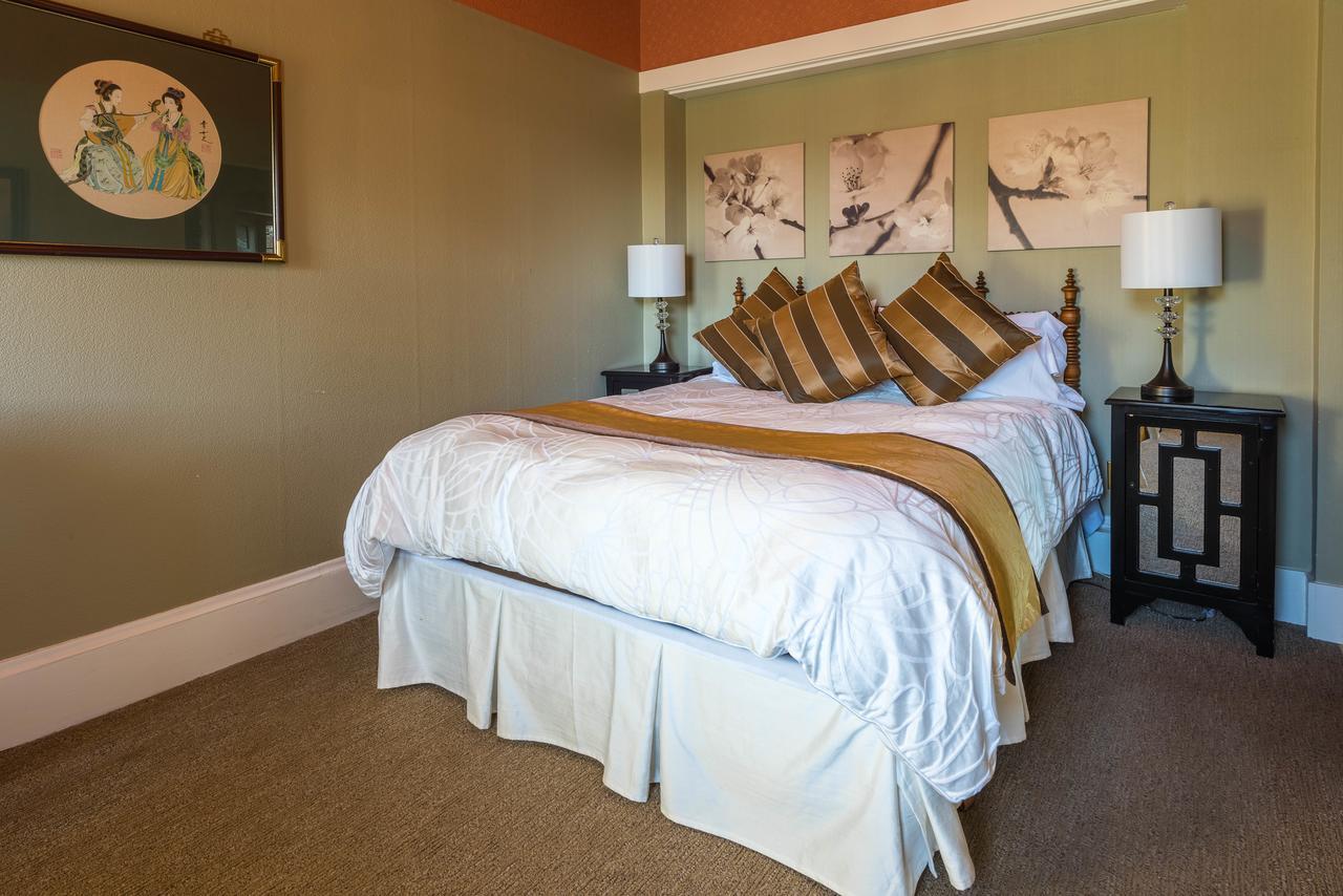 Oak Bay Bed & Breakfast 2*