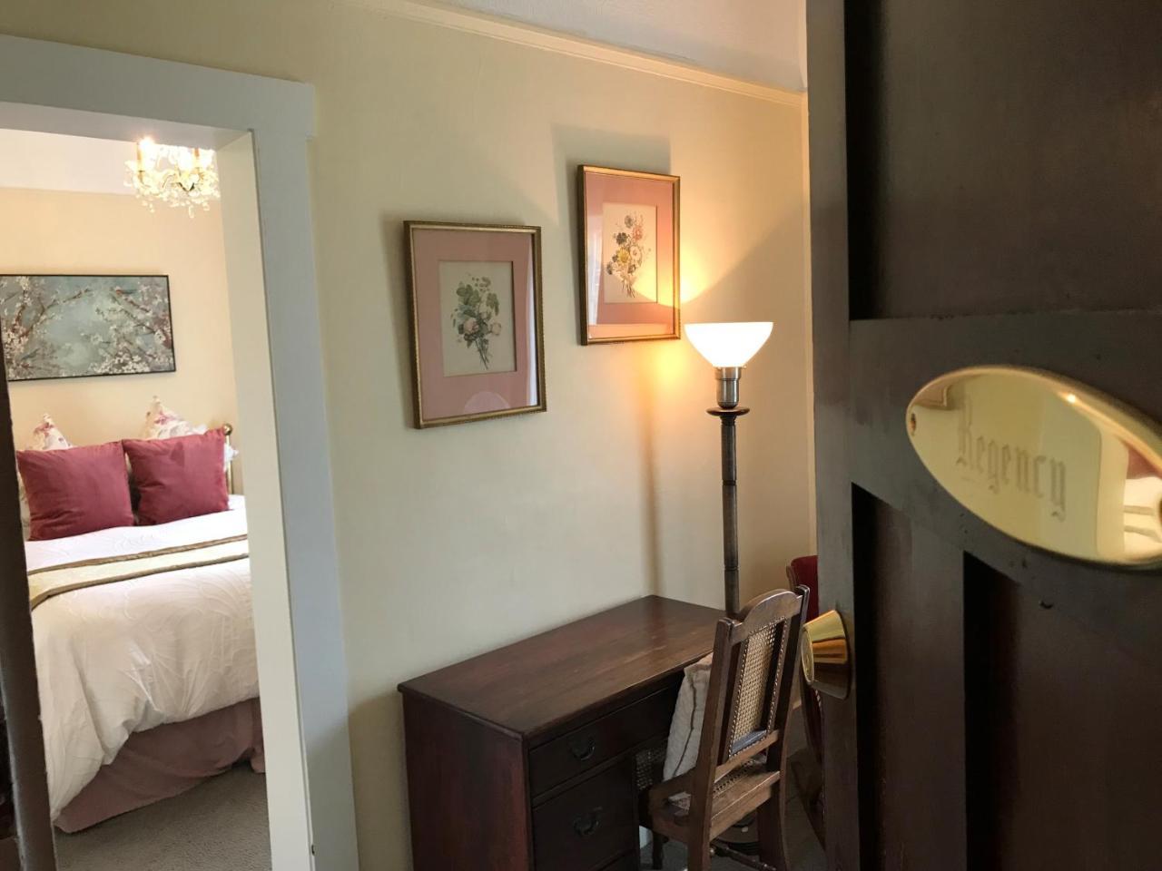 Bed & Breakfast Oak Bay 2*
