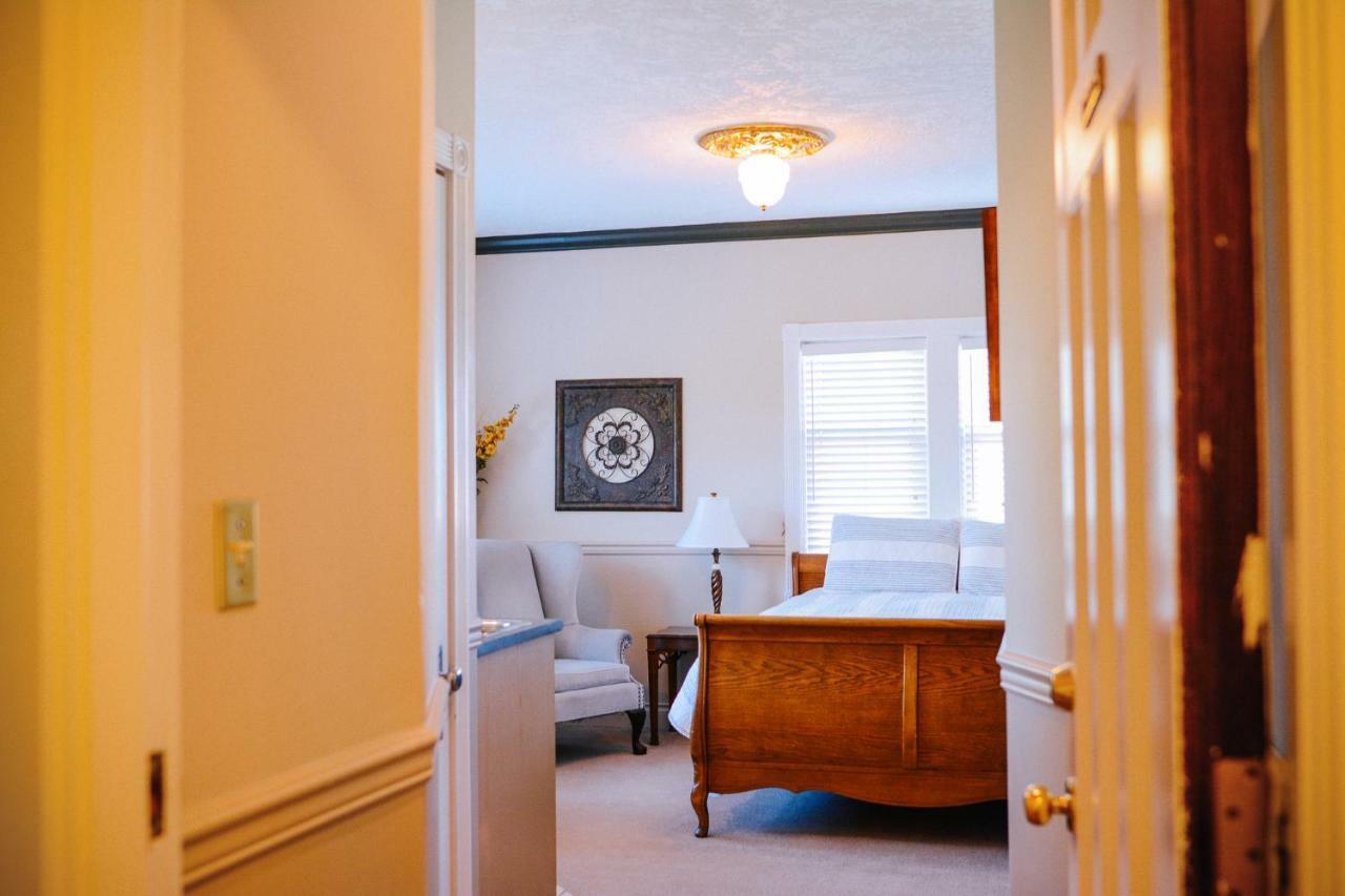 Dashwood Manor Seaside Bed & Breakfast Victoria