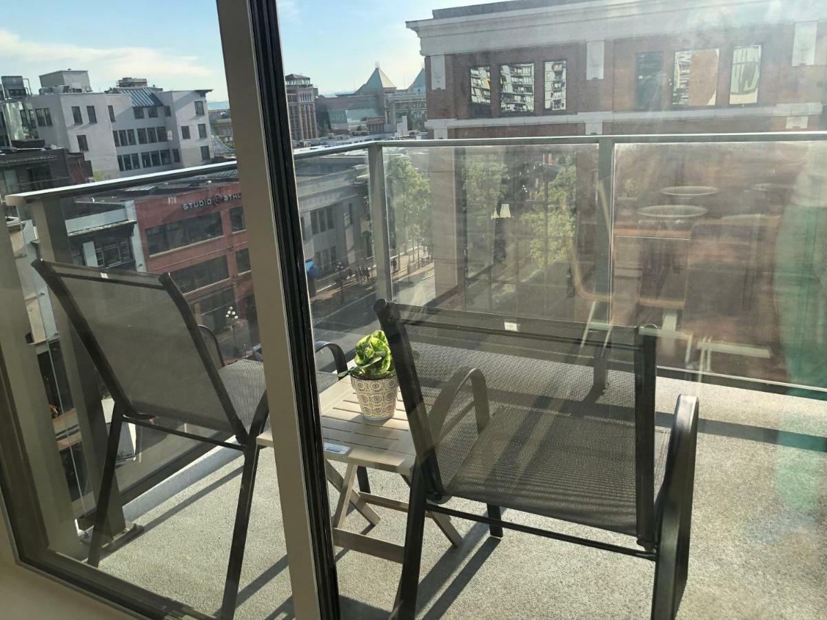 Apartment Downtown 2 Beds/2bath With Huge Patio& Parking! Victoria