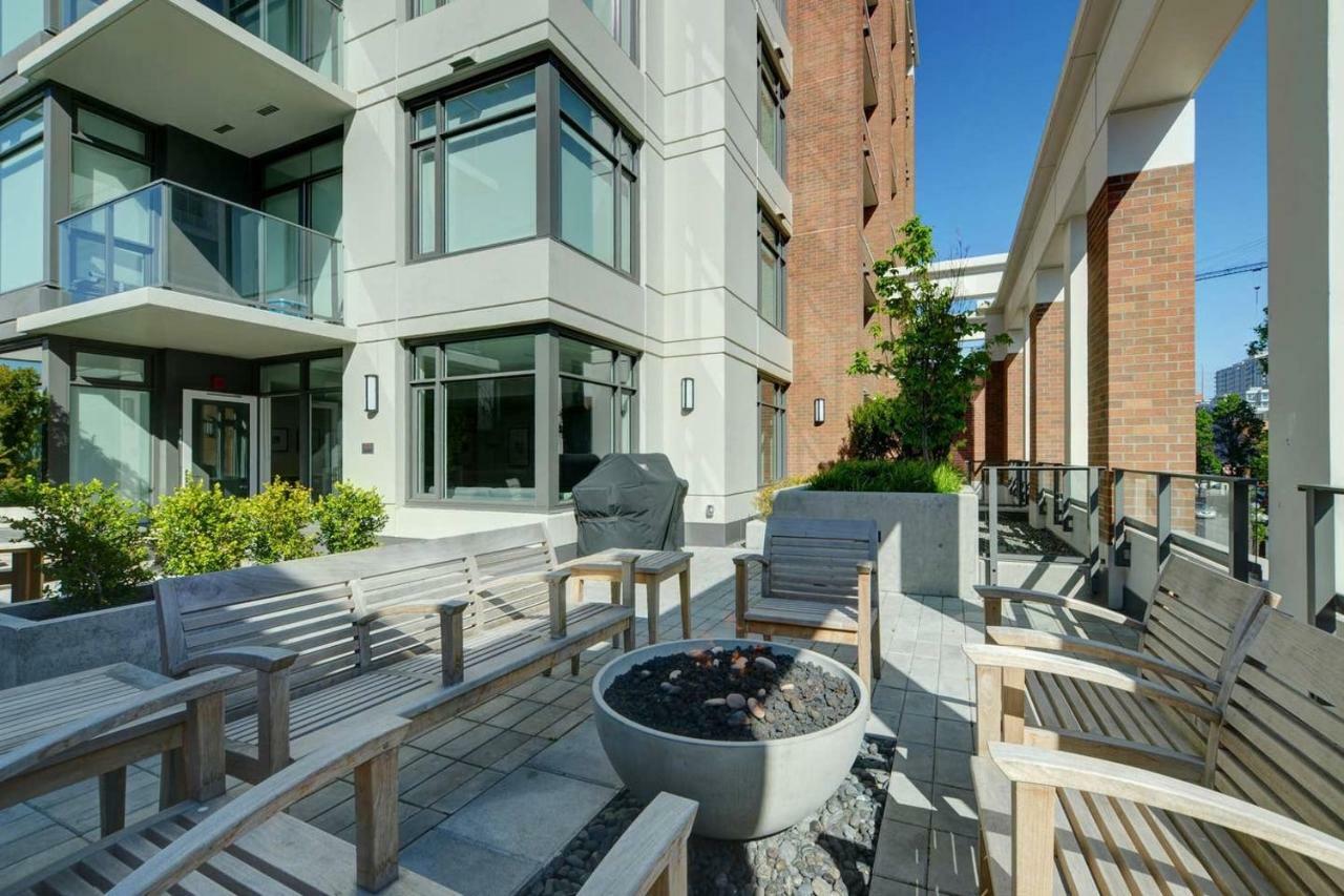 Downtown 2 Beds/2bath With Huge Patio& Parking! *