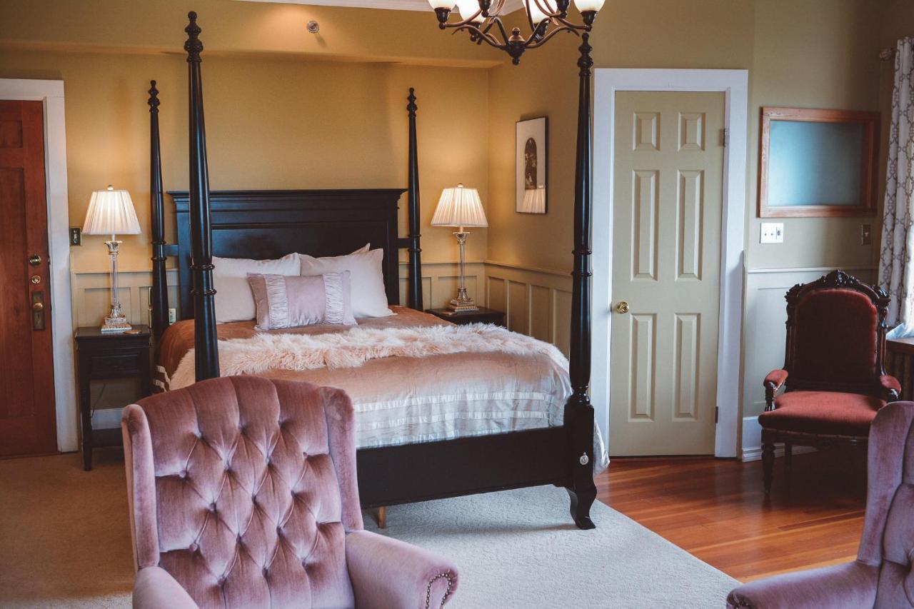 Dashwood Manor Seaside Bed & Breakfast Bed & Breakfast
