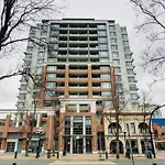 Lovely Downtown 2 Bedroom Condo With Free Parking