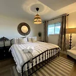 Cozy Lakeview Suite