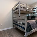 Newly Renovated 2 Bedroom Apt!