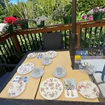 Garden Home In Victoria -Beautiful Home In Victoria
