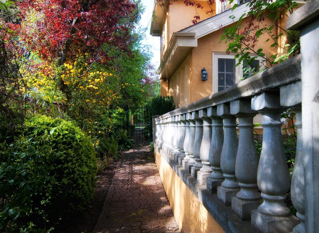 Villa Marco Polo Bed And Breakfast Inn Victoria