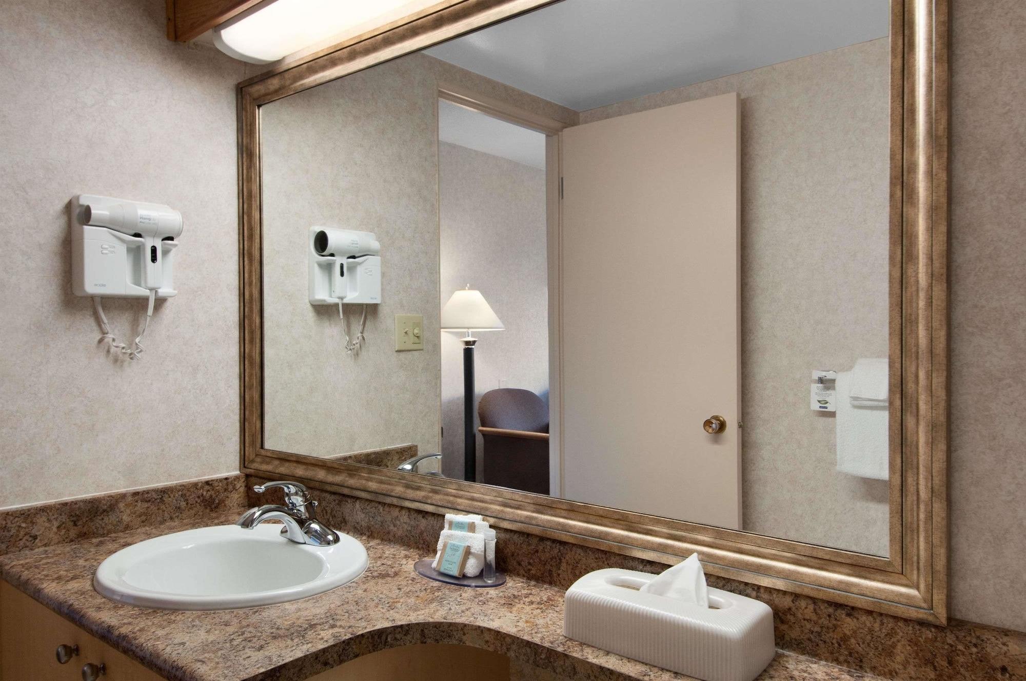 Days By Wyndham Uptown Hotel Victoria