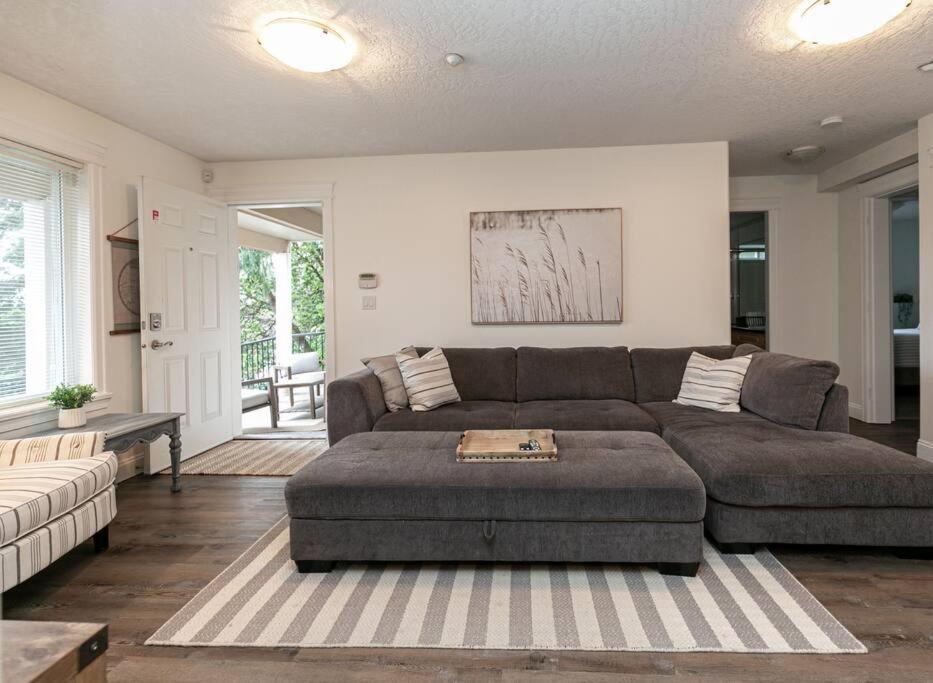 Cozy Renovated Oasis W Private Terrace & Parking Holiday home