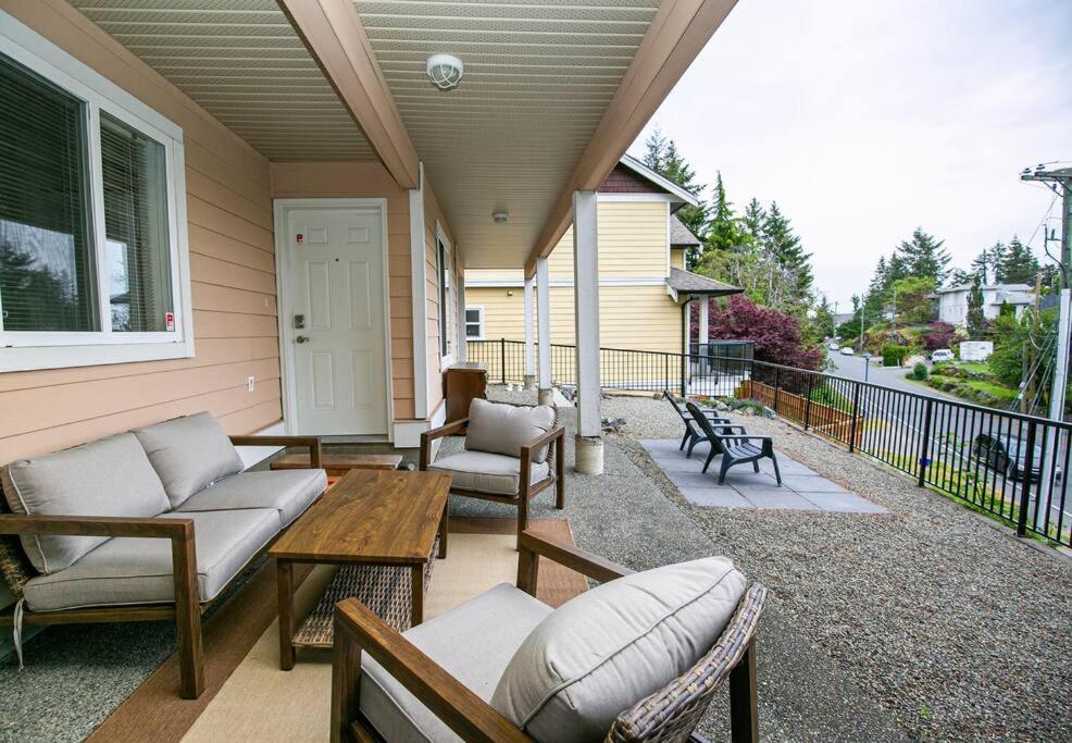 Cozy Renovated Oasis W Private Terrace & Parking Holiday home