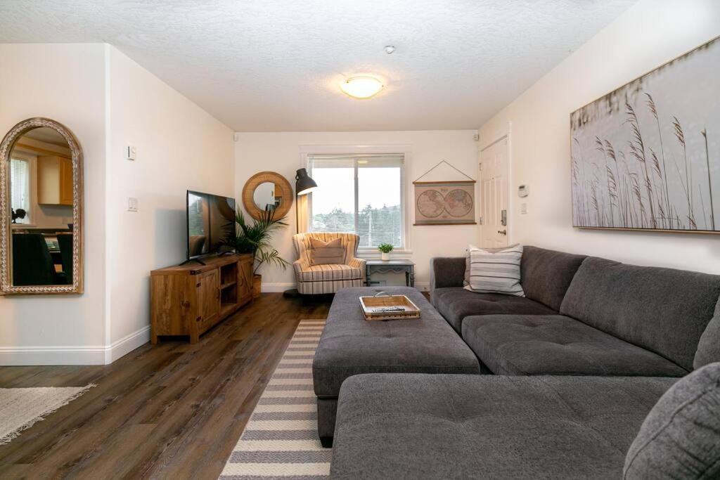 Holiday home Cozy Renovated Oasis W Private Terrace & Parking Victoria