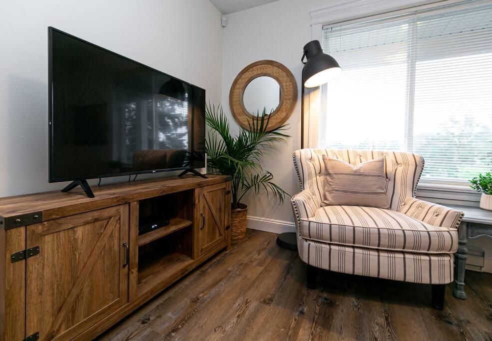 Cozy Renovated Oasis W Private Terrace & Parking Holiday home *
