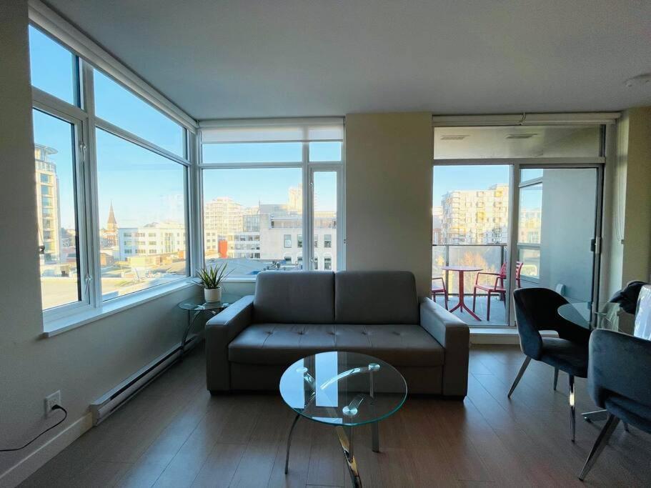 Lovely Downtown 2 Bedroom With Free Parking Apartment
