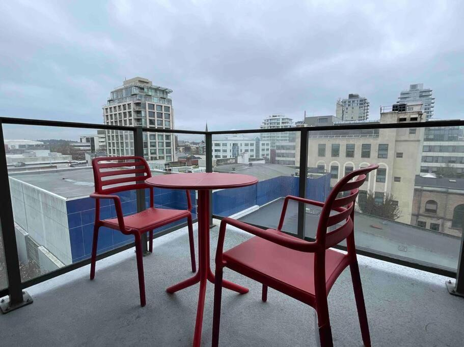 Lovely Downtown 2 Bedroom With Free Parking Apartment