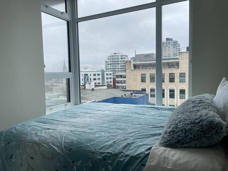 Lovely Downtown 2 Bedroom With Free Parking Apartment Victoria
