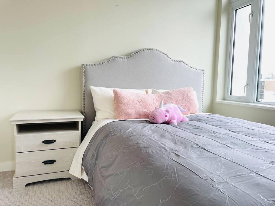 Lovely Downtown 2 Bedroom With Free Parking *